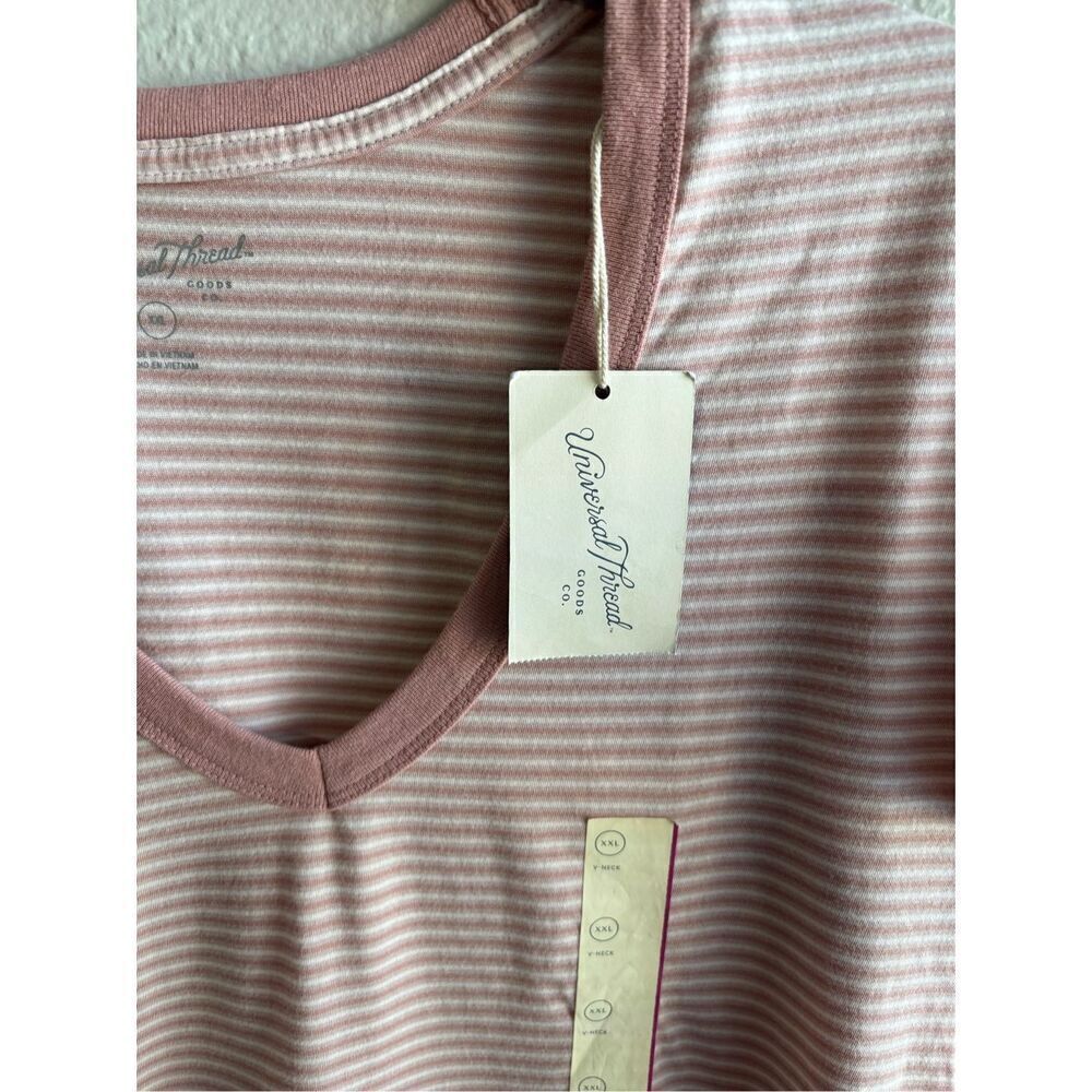 ❤️Universal Thread V-Neck Tee 2X - Picture 5 of 6